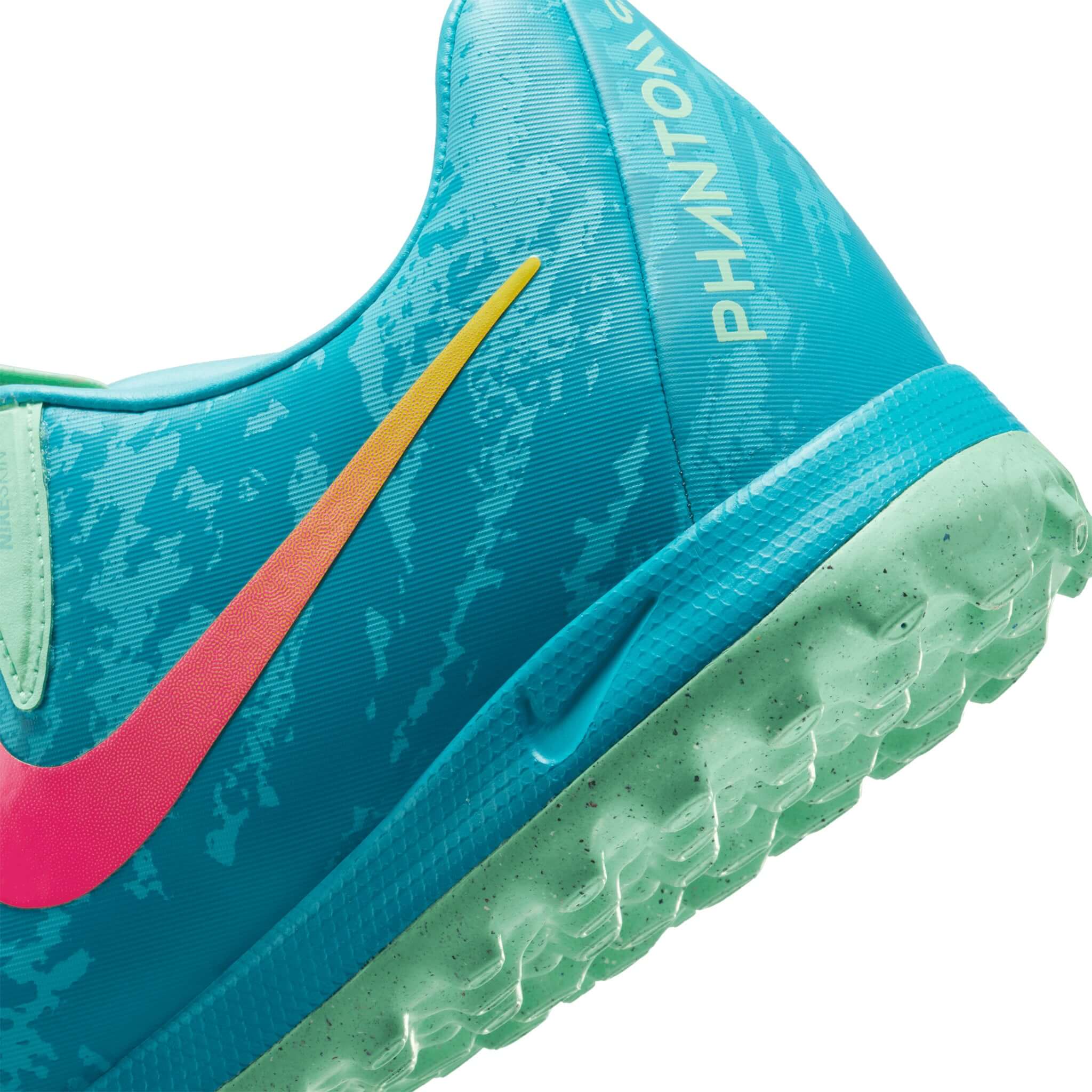 Nike soccer running shoes hotsell